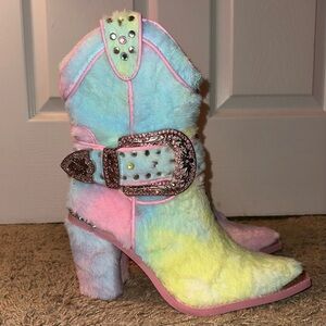 Dolls Kill Club Exx ‘SHARP SHERIFF SHINE’ Rainbow Candy Fur Boots NWOB 9/10